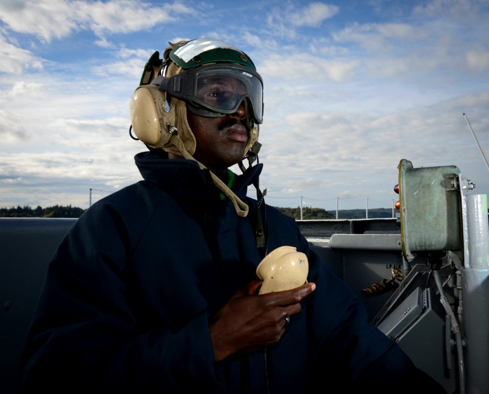 Sailor observes flight deck 161003-N-DA275-043