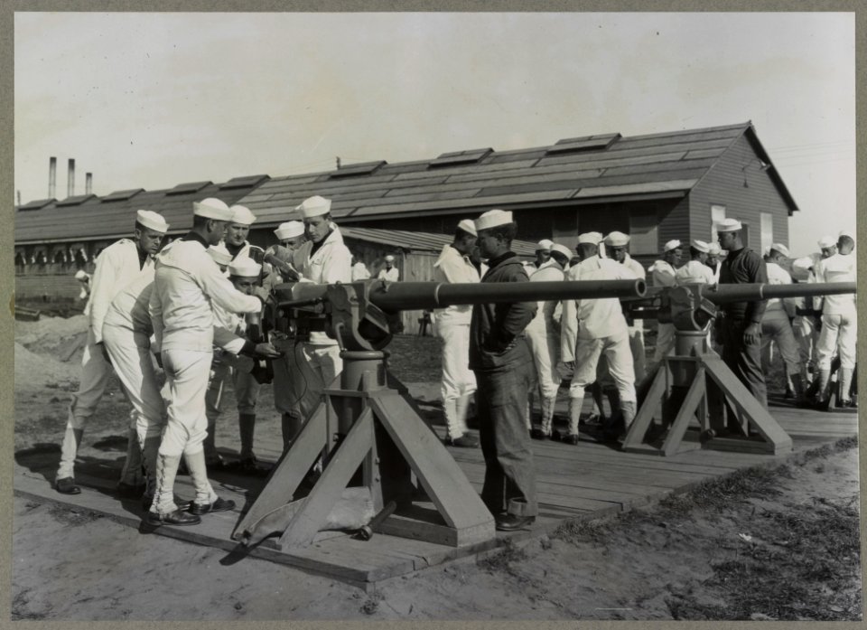 Sailors working with stationary big guns, U.S. Naval Training Station, Camp Wissahickon, Cape May, New Jersey LCCN2016649555
