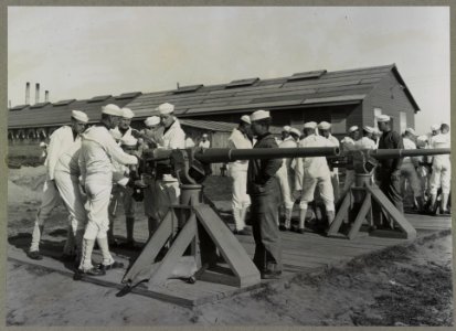 Sailors working with stationary big guns, U.S. Naval Training Station, Camp Wissahickon, Cape May, New Jersey LCCN2016649555