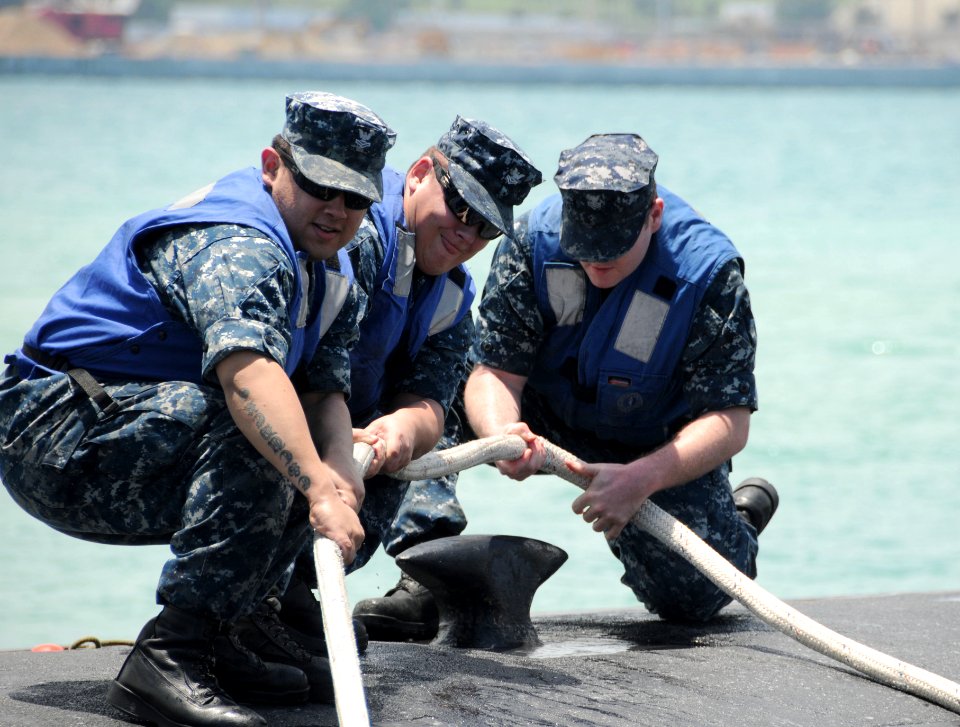 Sailors secure mooring lines. (8661304496)
