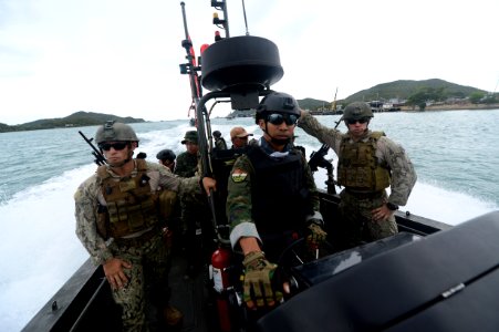 Sailors train Thai riverine forces. (20768789558)