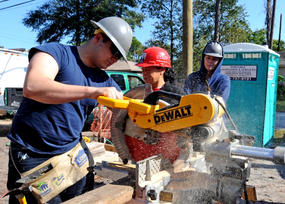 Sailors volunteer with Habitat for Humanity 121107-N-NY920-023