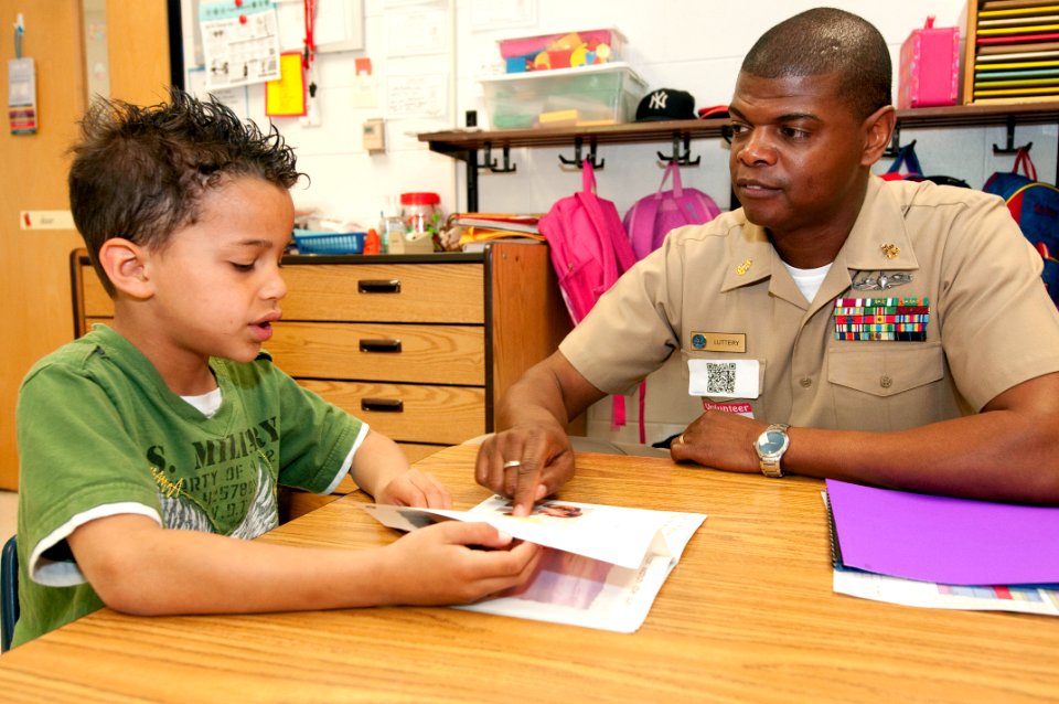 Sailors conduct community service 120404-N-QL471-020