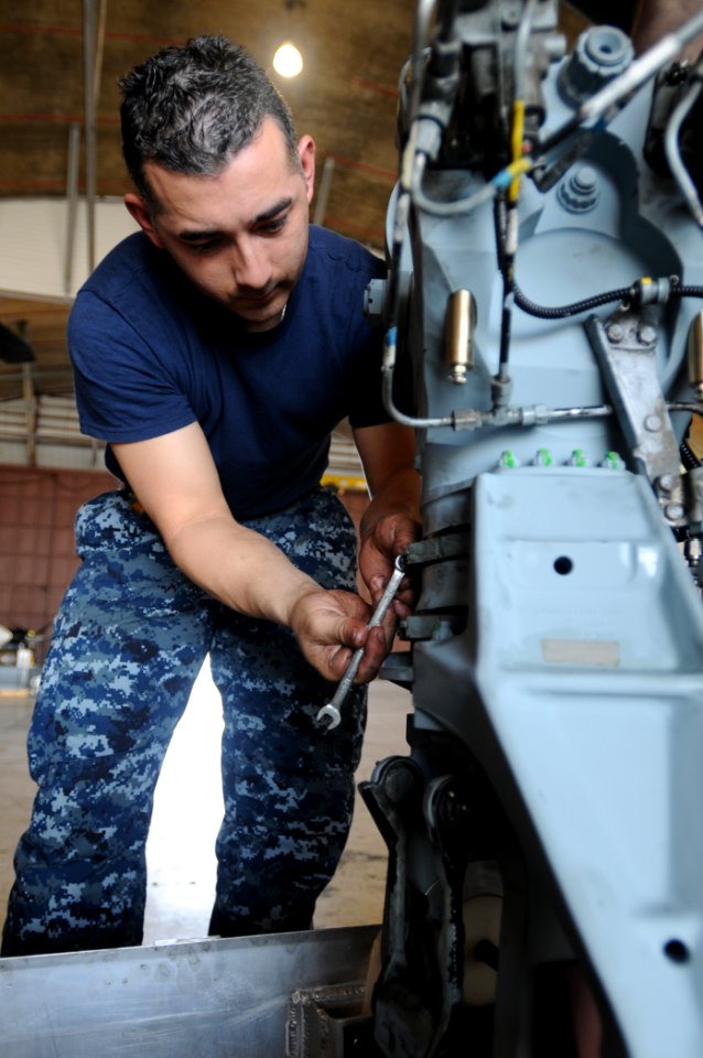 Sailor fixes helicopter used in Haiti relief efforts DVIDS249261