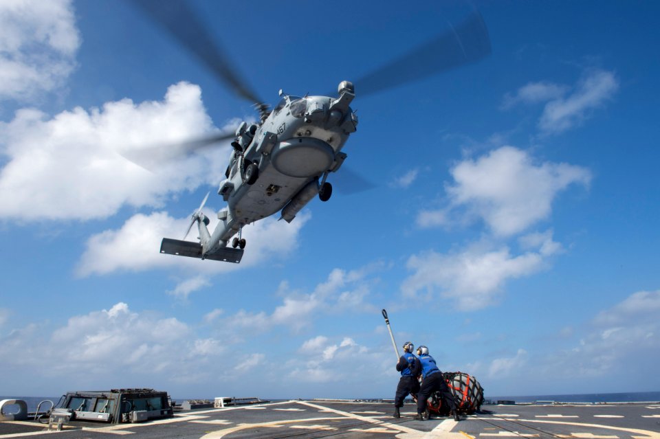 Sailors conduct vertical replenishment training. (16405024308)