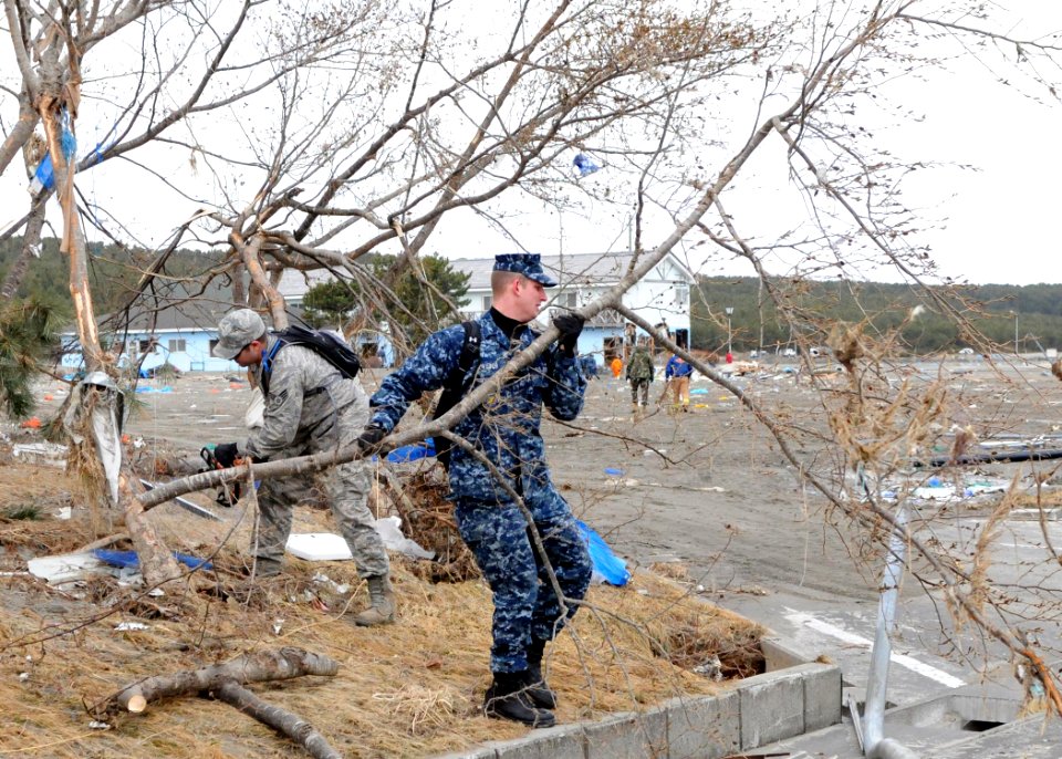 Sailors Continue to Aid with Recovery Efforts 110315-N-MU720-086