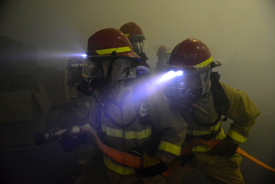 Sailors fight a simulated fire. (17070517989)