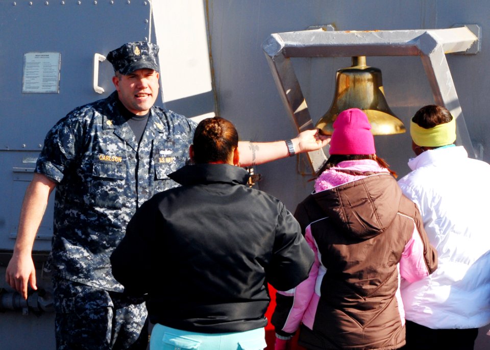 Sailors give children tour of USS Mahan DVIDS234313