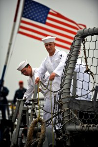 Sailors handle mooring lines aboard USS Klakring. (8244611568)