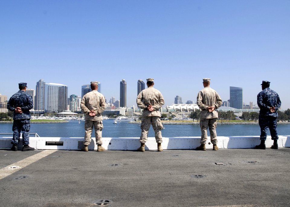Sailors and Marines man USS Green Bay's rails 120917-N-BB534-187