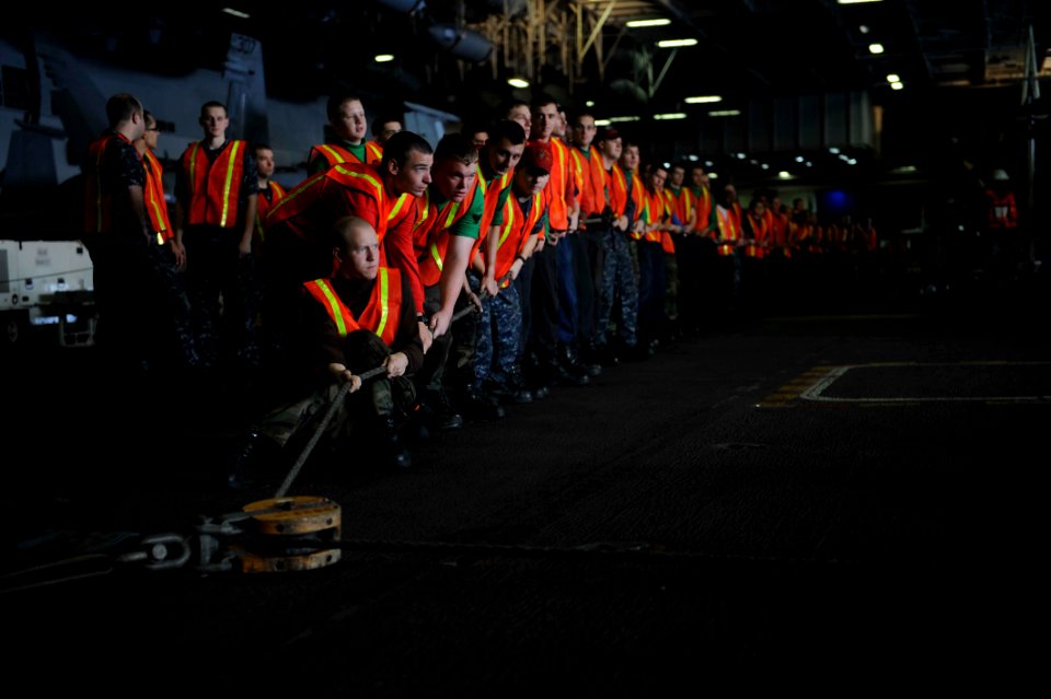 Sailors hold a messenger line at sea. (8246658523)