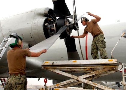 Sailors install a propeller on a P-3C. (8597781134)