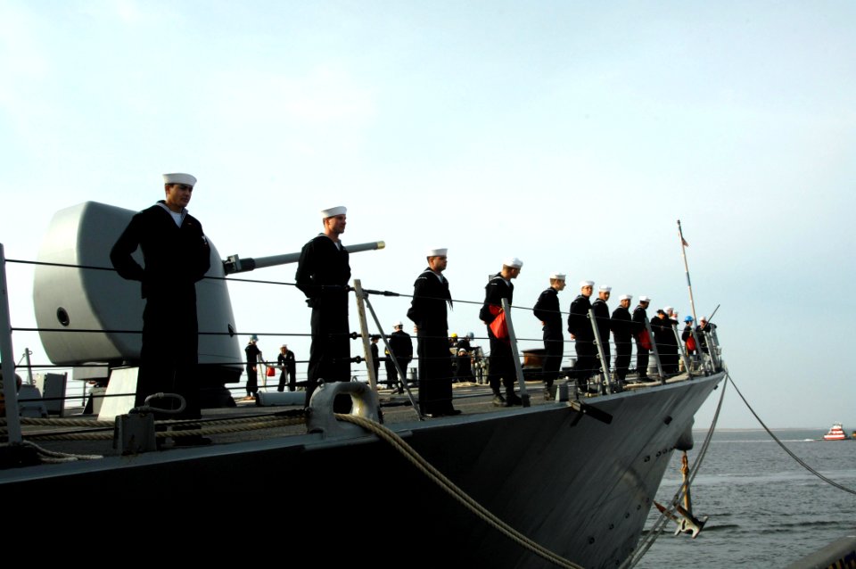 Sailors man the rails of USS Barry. (8456180706)
