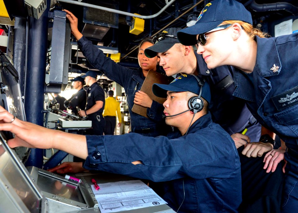Sailors monitor a radar screen. (16503064402)