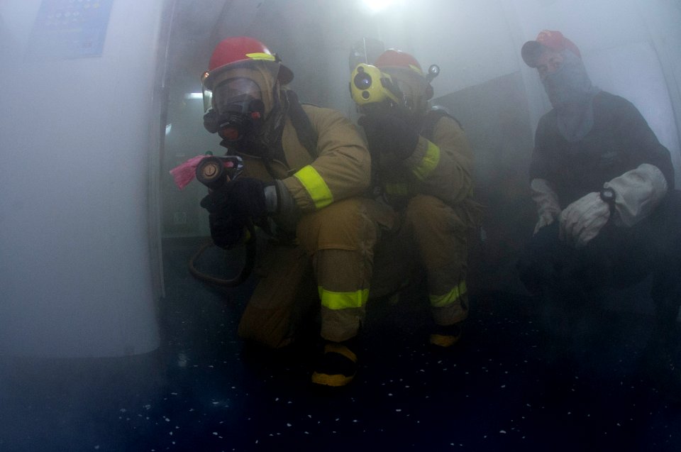 Sailors combat a simulated class bravo fire. (19736320679)