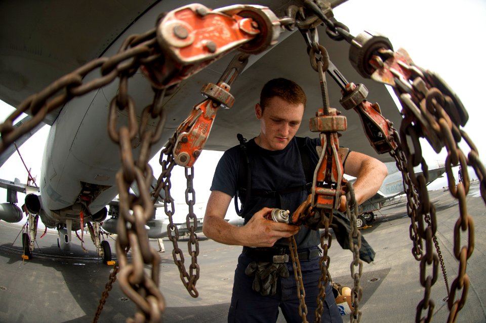 Sailors conduct maintenance. (9032637283)