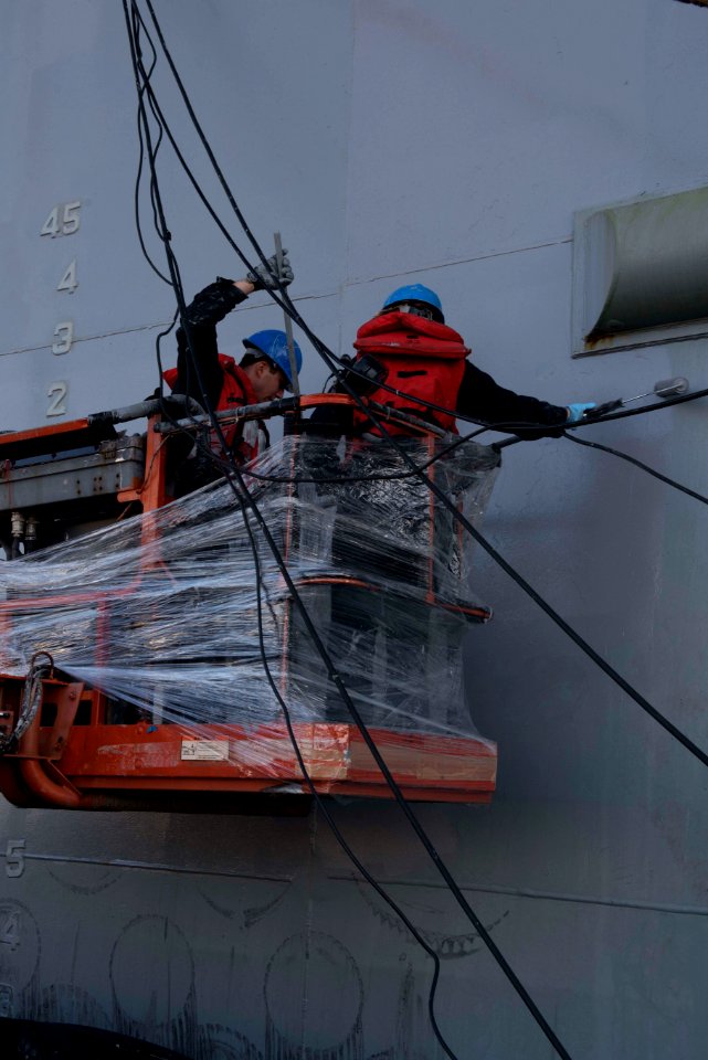 Sailors Paint the Ship 161116-N-NB544-020