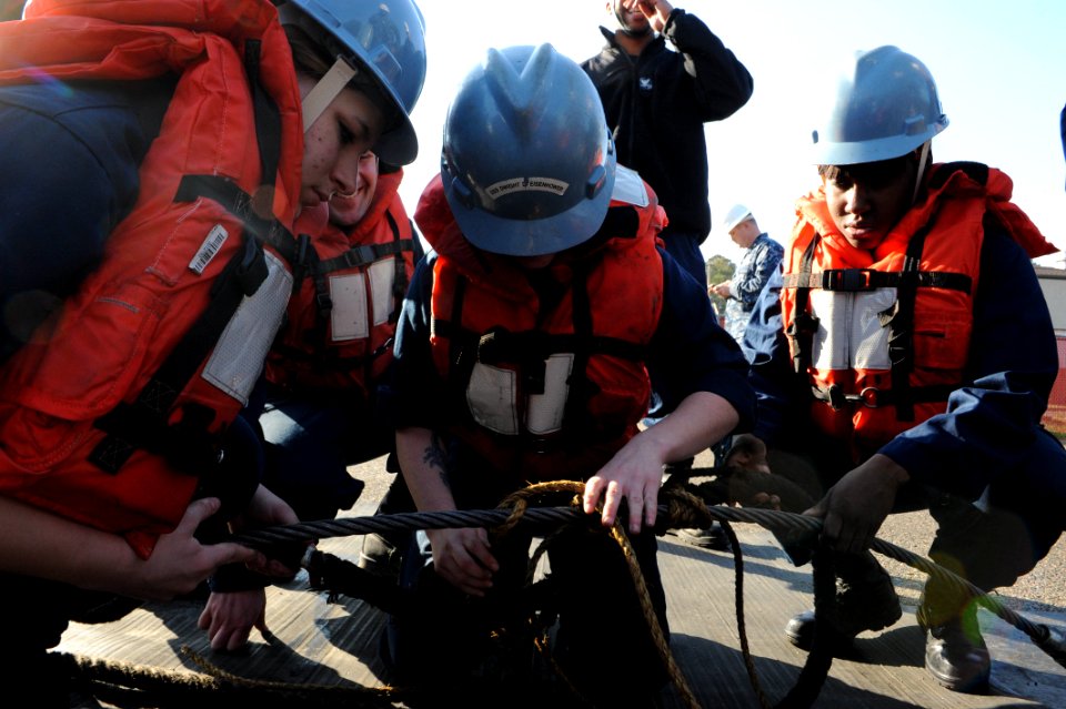 Sailors conduct replenishment-at-sea training. (8434693481)