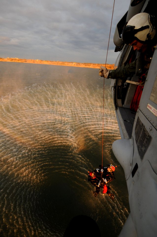 Sailors conduct search and rescue training. (8530716809)