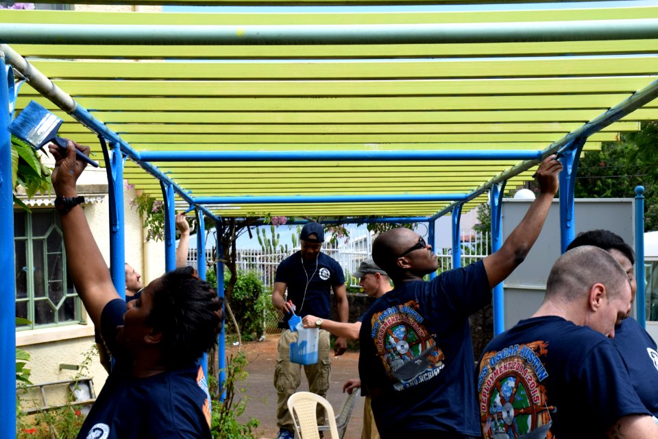 Sailors participate in a community service event. (16526403247)