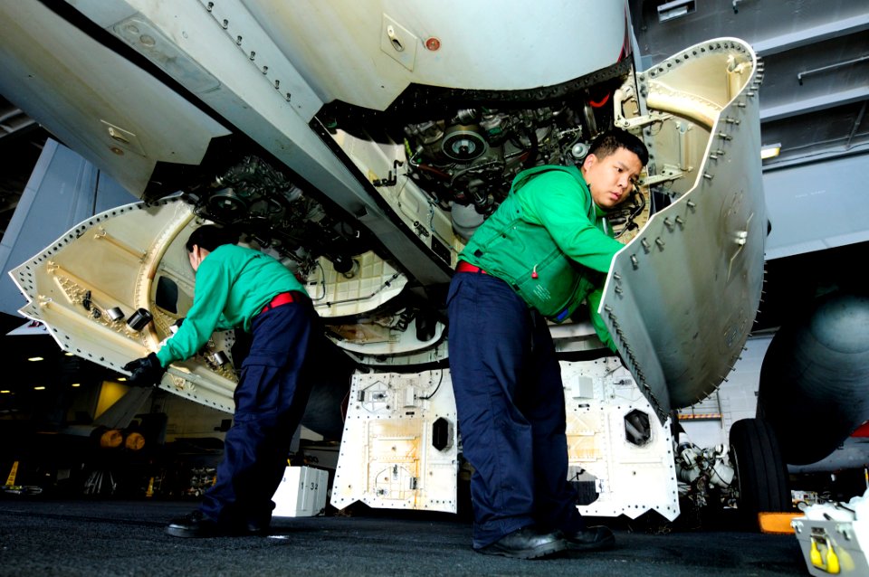 Sailors perform an inspection on an EA-18G Growler. (5405484940)
