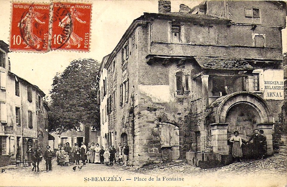 Saint-Beauzély - Place de la Fontaine