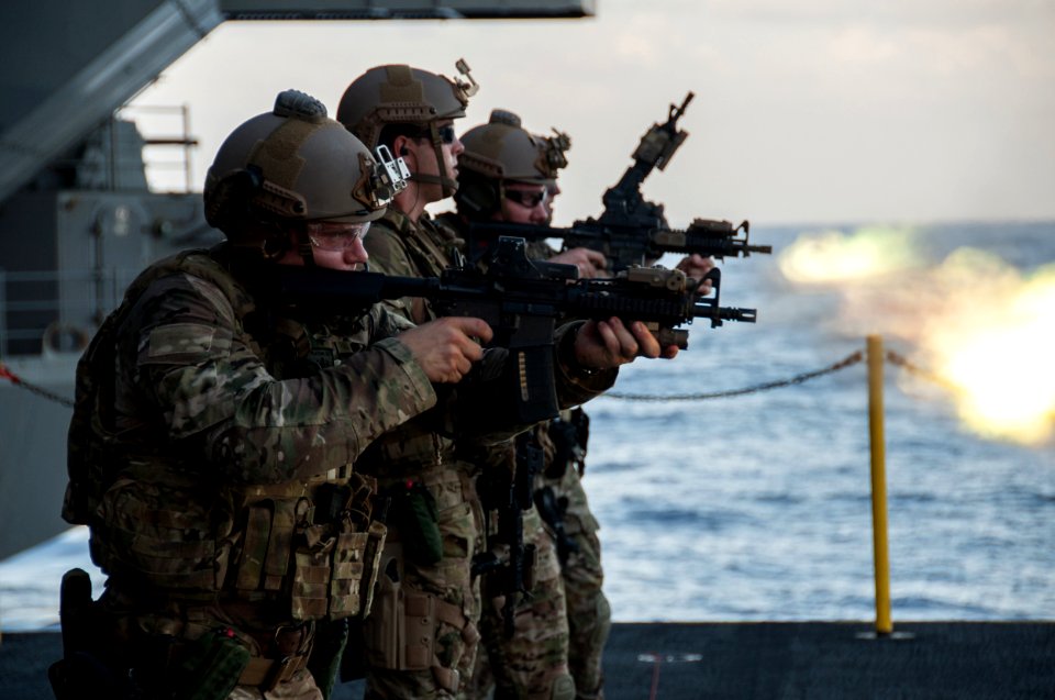 Sailors fire M4 carbines during a live-fire exercise aboard USS Ronald Reagan. (21246026344)
