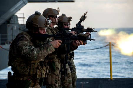 Sailors fire M4 carbines during a live-fire exercise aboard USS Ronald Reagan. (21246026344)