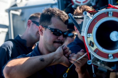 Sailors prep ESSM for launch 140905-N-TP834-118