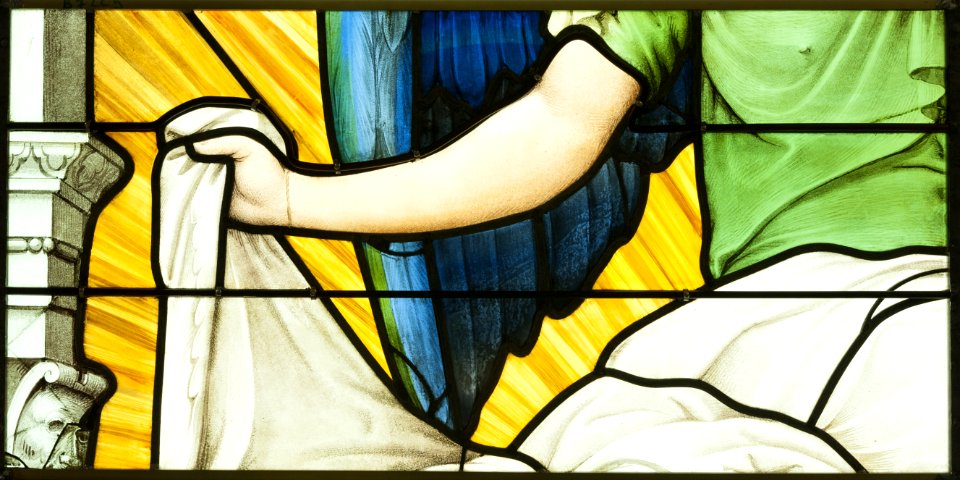 Saint-Chapelle de Vincennes - Baie 5 - Bras d'un ange distribuant une robe blanche (bgw17 0995)
