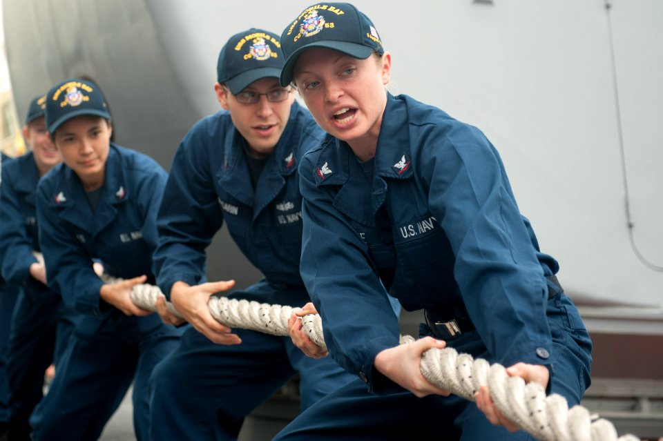 Sailors heave line aboard USS Mobile Bay. (8287173309)