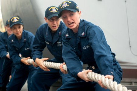 Sailors heave line aboard USS Mobile Bay. (8287173309)