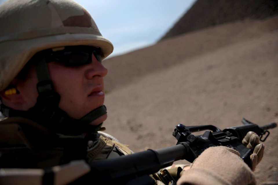 Sailors hone weapon skills in African desert DVIDS93441
