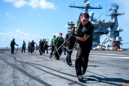 Sailors pull an arresting-gear wire. (20660758519)