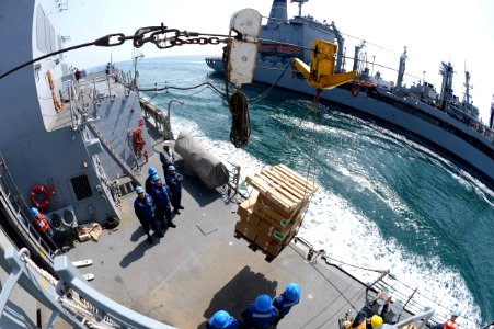 Sailors receive cargo from USNS Pecos. (8570978641)