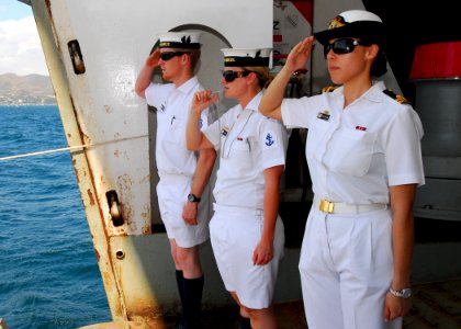 Sailors render honors as distinguished visitors depart HMAS Tobruk photo