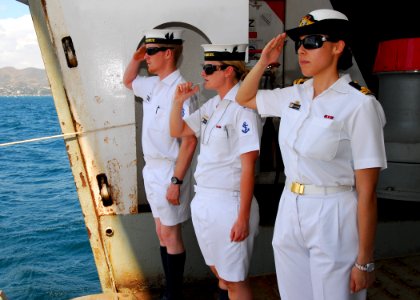 Sailors render honors as distinguished visitors depart HMAS Tobruk