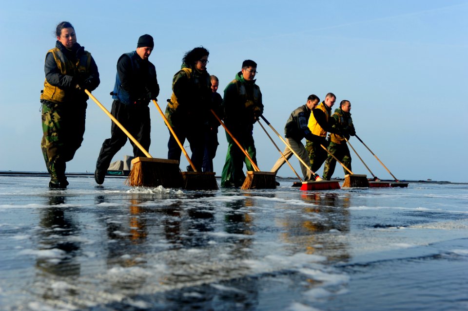Sailors scrub the flight deck. (8244610214)
