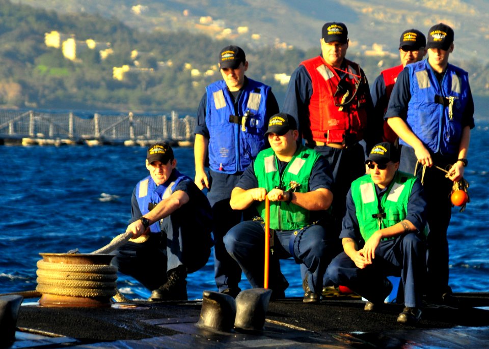 Sailors moor USS Alexandria in Greece. (8413080249)
