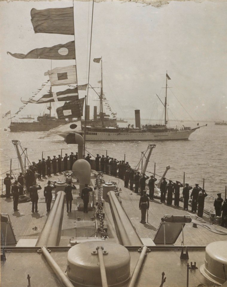 Sailors on ship deck salute at ship passing by LCCN2010645470 (cropped)