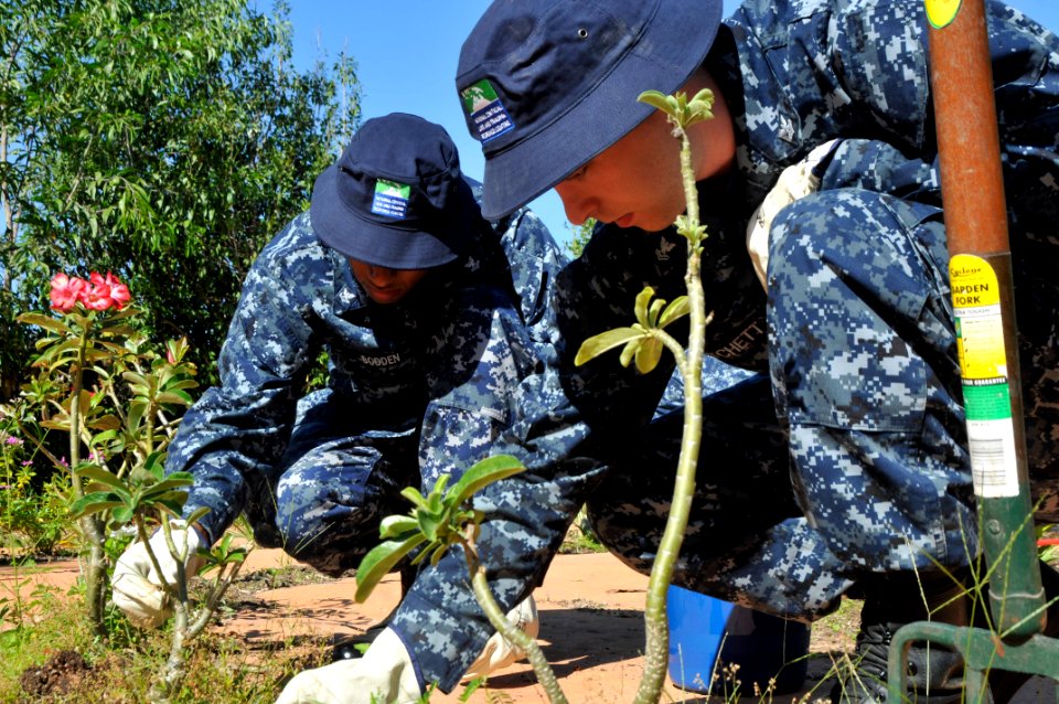 Sailors volunteer at Darwin hospital 130701-N-SD300-070