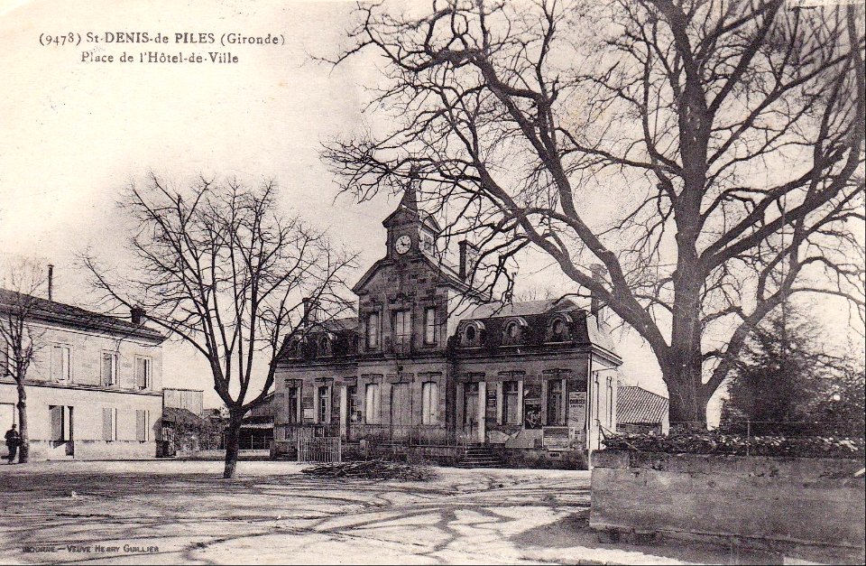 Saint-Denis-de-Pile - Place de la Mairie