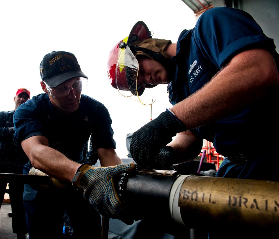 Sailors practice pipe patching aboard USS Carl Vinson. (8599729489)