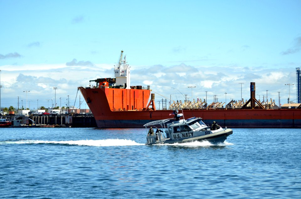 Sailors provide anti-terrorism and force protection support during an on-load operation. (7136089521)