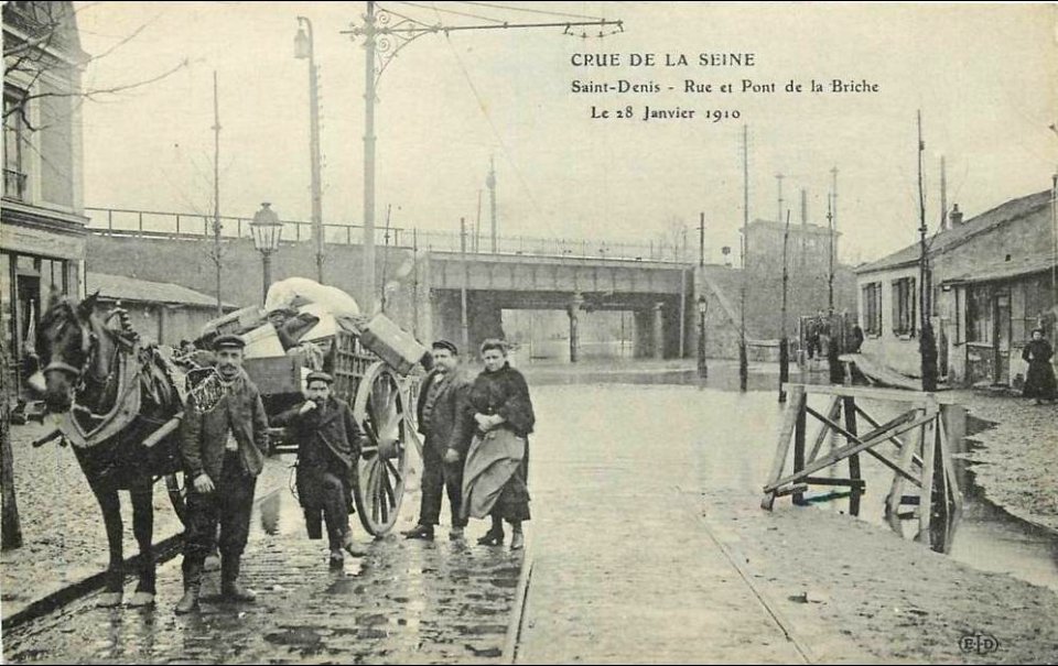 Saint-Denis.Inondations 1910.Rue et pont de la Briche