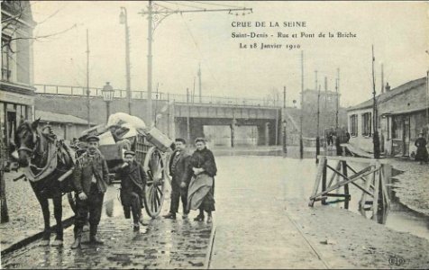 Saint-Denis.Inondations 1910.Rue et pont de la Briche