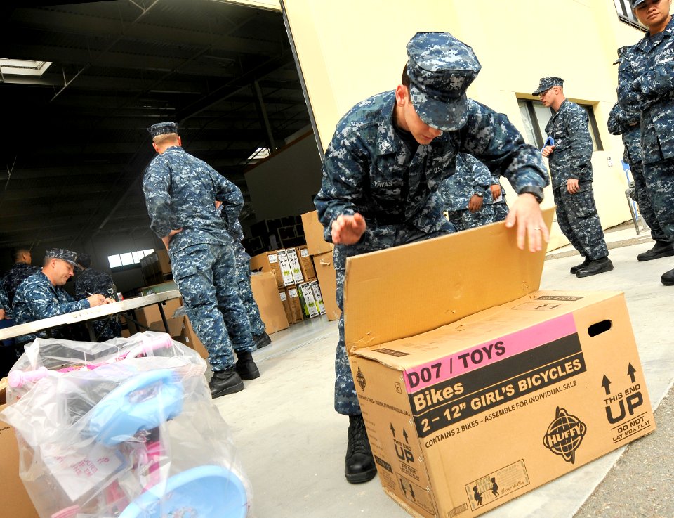 Sailors recieve Christmas gifts. (8260781477)