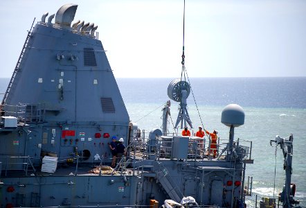 Sailors remove an antenna from USS Guardian. (8516137350)