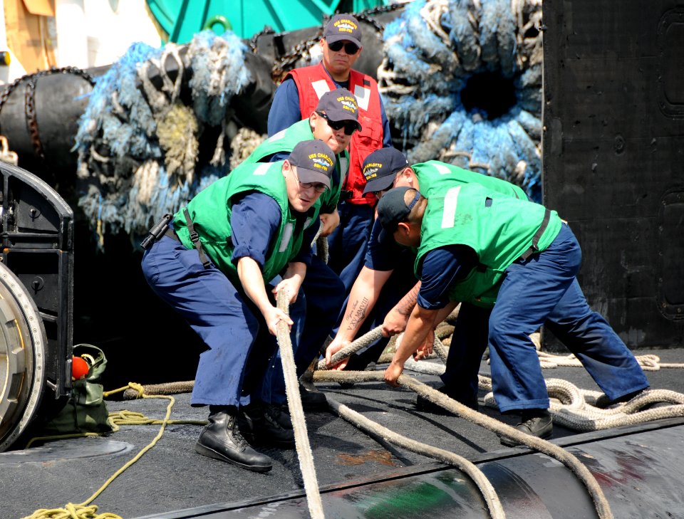Sailors secure mooring lines. (8660203147)