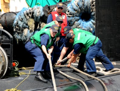 Sailors secure mooring lines. (8660203147)